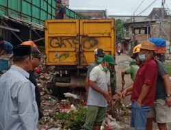 Damin Pj Kepala Desa Sukadanau Terjun Langsung Bersihkan Tumpukan Sampah Bersama Staf dan Warganya