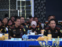 Kajati Jabar Dr. Hermon Dekristo, S.H., M.H. didampingi oleh Wakajati Dr. Taufan Zakaria, S.H., M.H. menyambut kedatangan rombongan dari Komisi III DPR RI dalam acara Kunjungan Kerja Spesifik di Wilayah Jawa Barat.