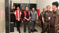 “PENYIDIK KEJATI JABAR MELAKUKAN PENAHANAN TERHADAP TERSANGKA DALAM DUGAAN PERKARA TINDAK PIDANA KORUPSI PEMBERIAN TUNJANGAN PERUMAHAN BAGI PIMPINAN DAN ANGGOTA DPRD KABUPATEN BEKASI TAHUN 2022 s/d 2024 YANG MENIMBULKAN KERUGIAN KEUANGAN NEGARA SEBESAR Rp.20 MILYAR”