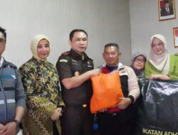 SEBAGAI BENTUK KEPEDULIAN DAN EMPATI KEJATI JABAR DAN IAD WILAYAH JABAR SALURKAN BANTUAN SOSIAL BAGI KORBAN BANJIR BANDANG DAN TANAH LONGSOR DI KECAMATAN CISARUA KABUPATEN BANDUNG BARAT