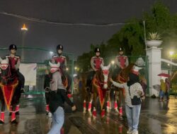 Polisi Berkuda Polsatwa Patroli di Monas, Warga Antusias hingga Foto Bareng
