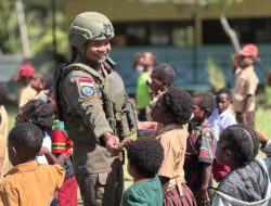 Tawa Anak-Anak Puncak Jaya Pecah di Kelas, Saat Polisi Datang Bukan untuk Menangkap, tapi Mengajar
