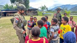 Polisi Hadir Menyapa Warga di Kulirik, Pendekatan Humanis Satgas Damai Cartenz Perkuat Rasa Aman