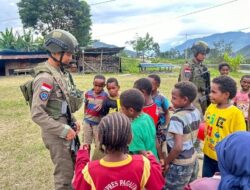 Polisi Hadir Menyapa Warga di Kulirik, Pendekatan Humanis Satgas Damai Cartenz Perkuat Rasa Aman