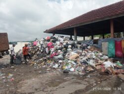 Sampah Menumpuk Sejak Lebaran, Kinerja DLH Kuningan Dipertanyakan: Kades Gandasoli Mengaku Rutin Bayar Iuran Rp3,6 Juta Per Bulan