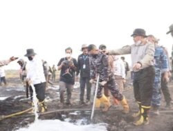 Polda Kalsel Dinginkan Suhu Gambut dengan Cairan Inovasi Bidlabfor Redam Karhutla Pengayuan